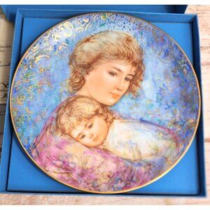 Edna Hibel Abby and Lisa 1984 Mother's Day Collectible Plate - Knowles Bradex